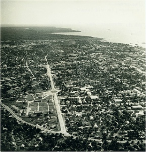 Vue générale de la ville de Douala en 1960 Source: https://c1.staticflickr.com/9/8141/7650307532_f74af9eccb_n.jpg